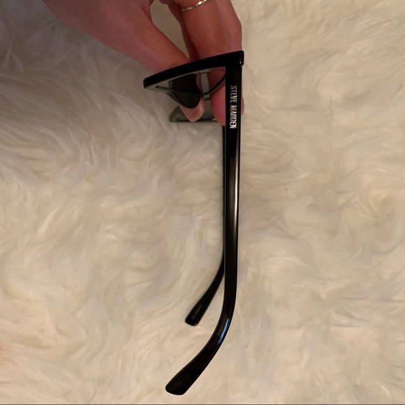 Modern sunglasses - Picture 3 of 4